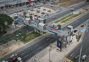 Guayaquil inaugura pasos peatonales modernos en la Vía a la Costa tras más de 20 años de espera