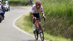 Richard Carapaz se mantiene firme en la lucha por el Giro de Italia 2025