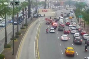 Volcamiento de contenedor bloquea carril exclusivo de la Metrovía en Av. de las Américas