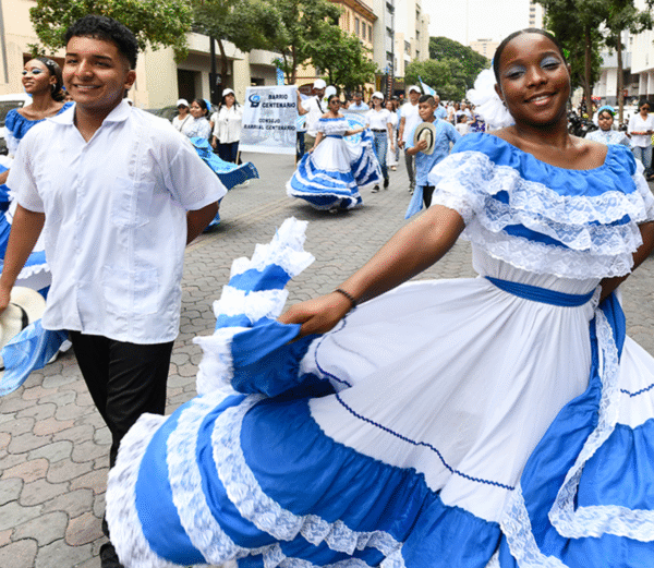 Guayaquil celebra sus 490 años con música, tradición y esperanza en el desfile cívico “Ciudad de Todos”