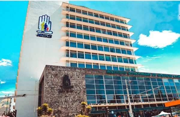 El IESS paga deuda millonaria a clínica privada tras orden judicial en Guayaquil