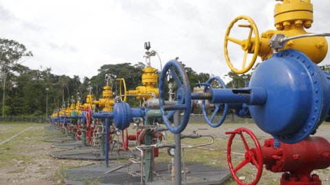 Ecuador enfrenta aumento de 35 puntos en riesgo país debido a crisis petrolera