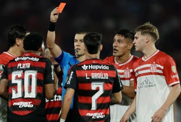 Flamengo venció a Estudiantes y la noche de Gonzalo Plata terminó con expulsión