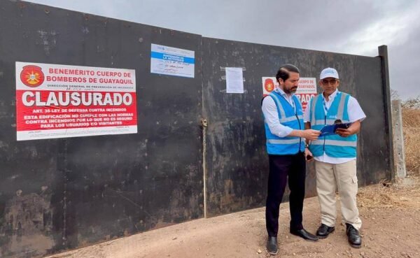 Clausuran botadero clandestino tras incendio forestal en la vía a la Costa de Guayaquil