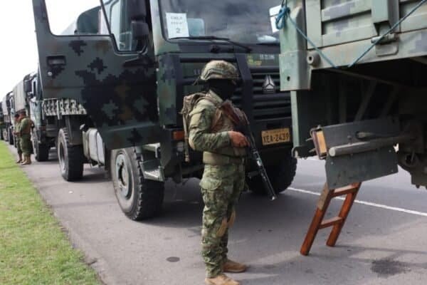 Choque en la Panamericana Norte: convoy militar irrumpe Otavalo en el día más crítico del paro