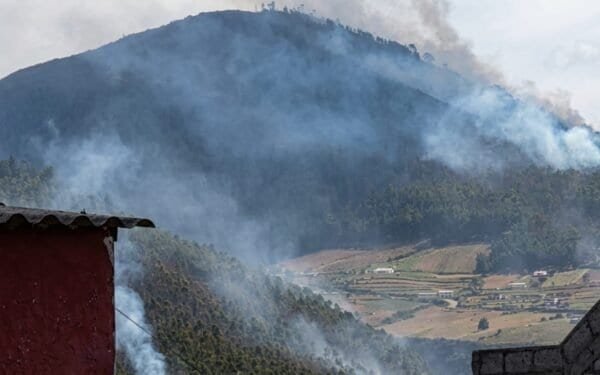 Más de 2 millones de habitantes de Quito permanecen bajo vigilancia por humo