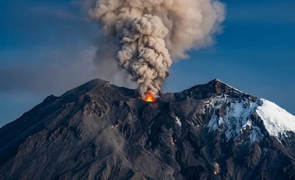 El volcán Sangay mantiene emisión de ceniza