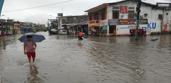 Desbordamiento del río Vinces pone en alerta a Salitre y obliga a habilitar un albergue en Balao