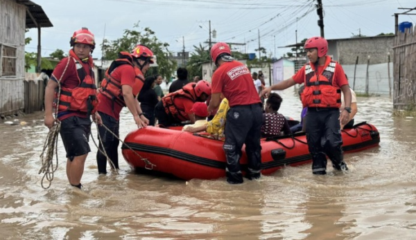 Lluvias mantienen 12 ríos desbordados y obligan a evacuar familias en Ecuador
